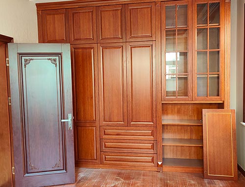 肃宁中式家庭装修里定制的实木衣柜效果图
